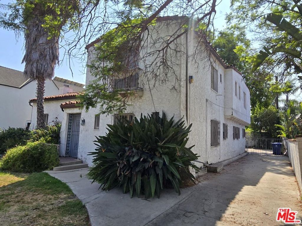 Photo of 143 S Highland Avenue, Los Angeles, CA 90036 (MLS # 25578701)