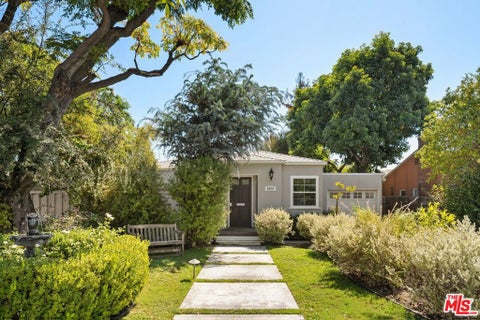 Photo of 5620 Matilija Avenue, Los Angeles, CA 91401 (MLS # 26896517)