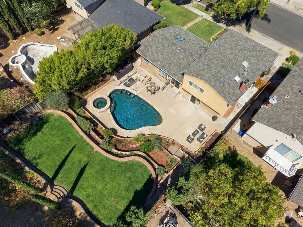 904 Foothill Drive