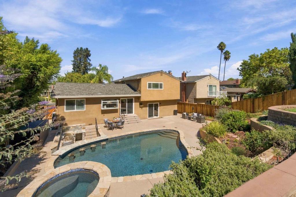 904 Foothill Drive