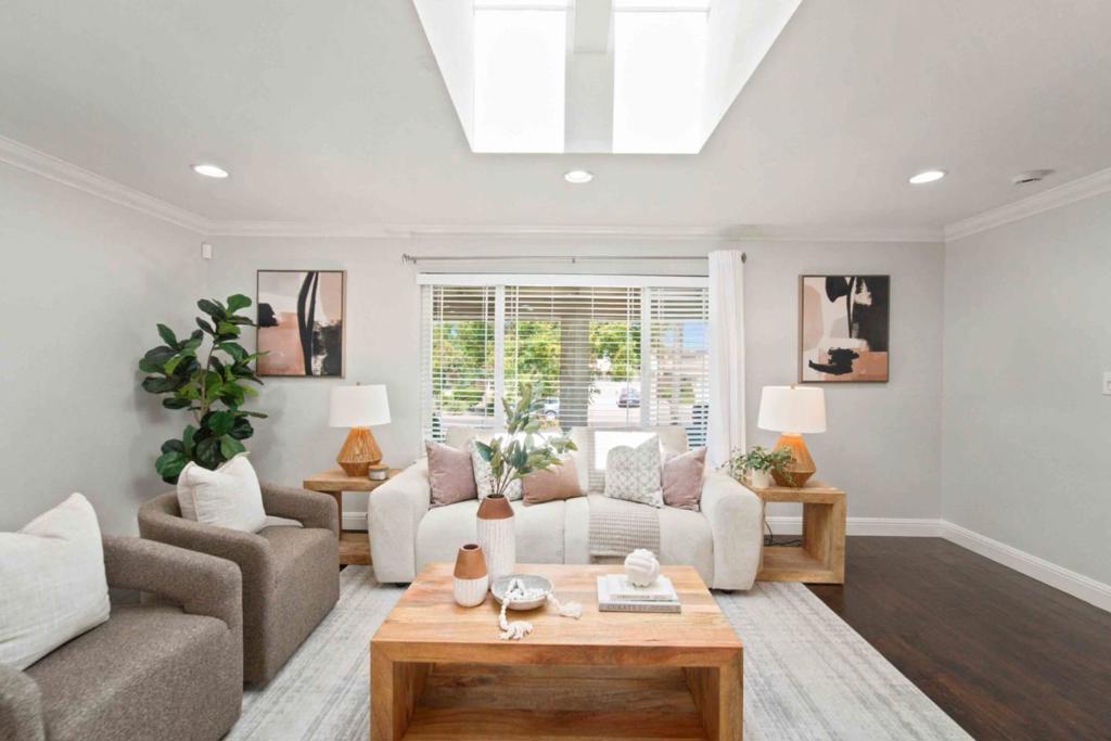 904 Foothill Drive