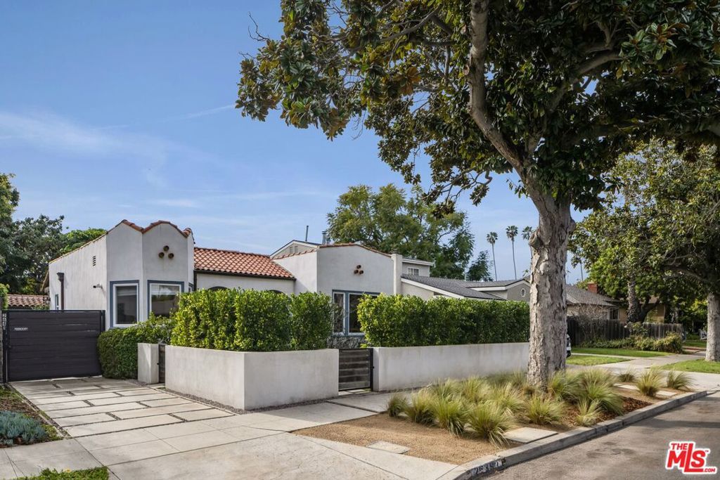 Photo of 2639 Military Avenue, Los Angeles, CA 90064 (MLS # 26648737)