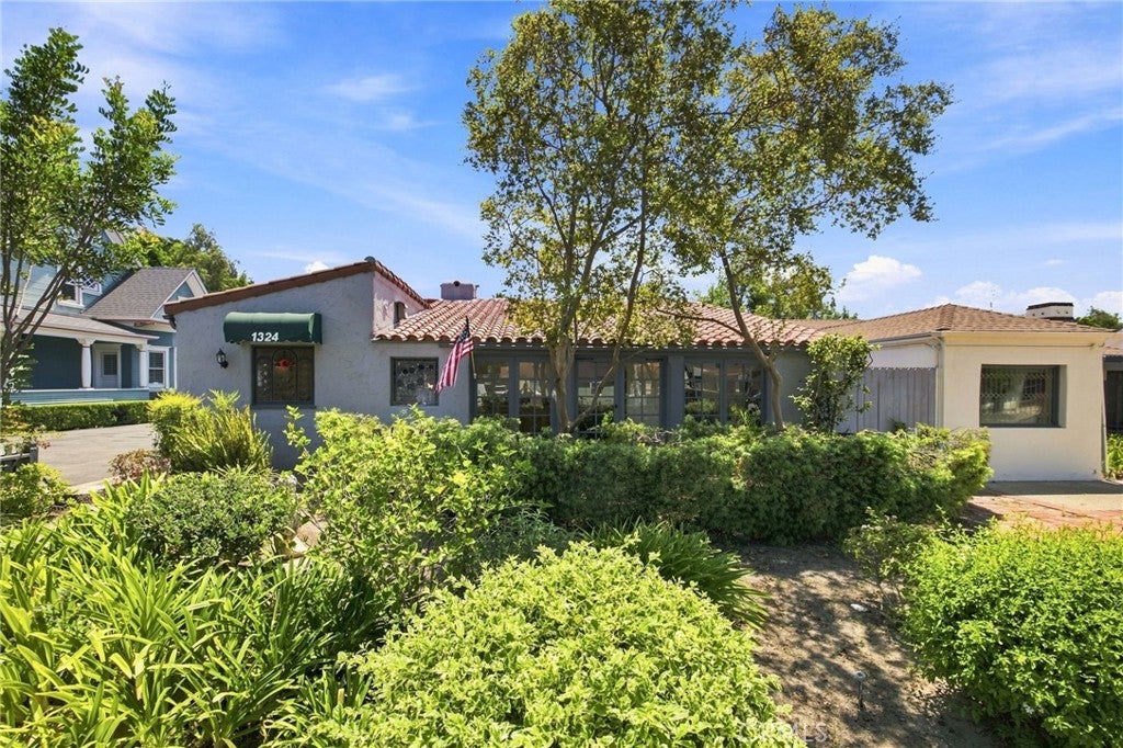1324 E Chapman