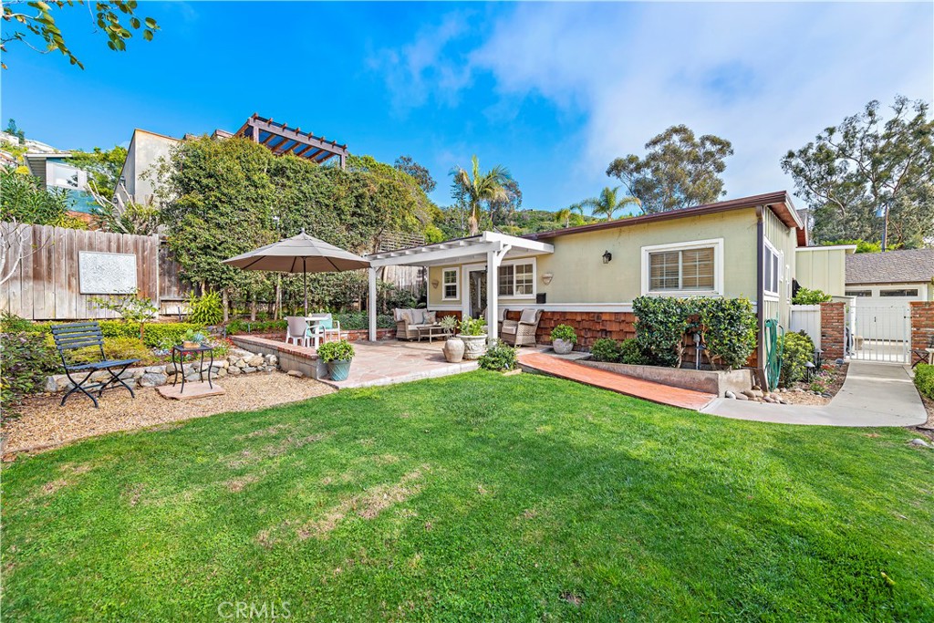 Nestled in a tranquil backyard garden lies the perfect guest unit. This beautiful and spacious one-bedroom suite features a cozy sitting area that opens up to a private backyard with a lovely patio and awning, surrounded by lush gardens, a grassy yard, and fruit trees.
The unit boasts a brand new eat-in kitchenette, complete with an electric stove, and a beautiful bathroom with dual sinks and a large shower. Stay comfortable year-round with air conditioning and enjoy the convenience of private laundry facilities, a large walk-in closet, and one off-street parking space.
This unit is available for a minimum of three months and a maximum of six months. A cleaning service will be provided once per month to keep the space tidy and organized. Please note that this unit is intended for single occupancy only, and no pets or smoking are allowed on the premises.