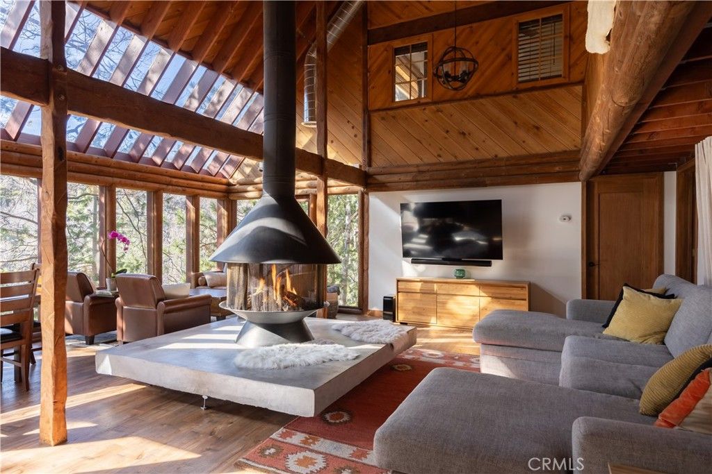 Photo of 1370 Calgary Drive, Lake Arrowhead, CA 92352 (MLS # IG26028352)