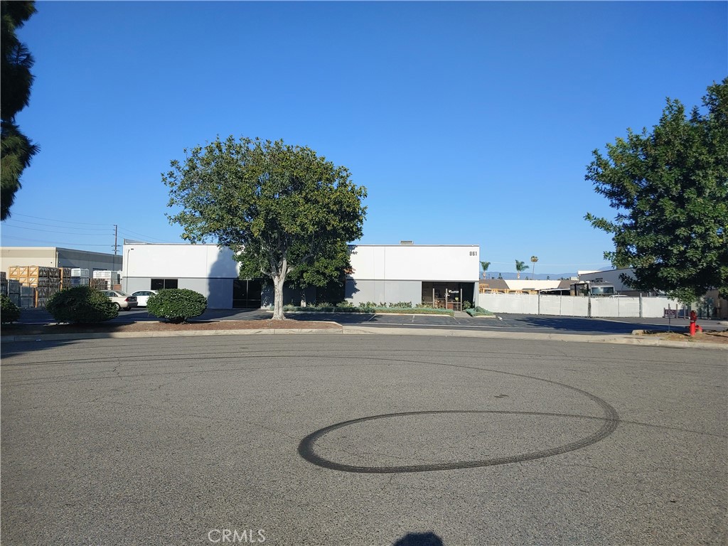 Commercial; building iis owned by a partnership. One of the owners are selling their quarter,. *Tenant Occupied.
DRIVE BY ONLY. Tenant is a industrial supply company on a long term lease. Please Call office for further information.