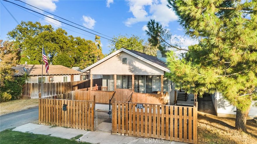 Welcome to 2222 P St — beautifully updated and ideally located within walking distance of M Street and the courthouse. This cozy 1-bedroom, 1-bath home features a remodeled, accessible bathroom, central heating and air conditioning installed less than 5 years ago, updated roof tiles, and fresh outdoor upgrades including a covered front porch and storage shed.
Perfect for simple, efficient living with modern comfort and unbeatable walkability in one of Merced’s most convenient neighborhoods.
This beautifully updated home is being sold as-is.
A great opportunity for first-time buyers, downsizers, or anyone seeking a low-maintenance investment property.