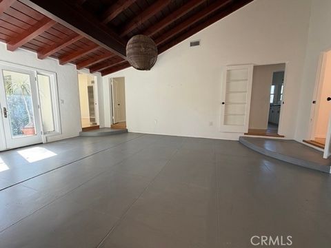 Photo of 15440 Dickens St, Sherman Oaks, CA 91403 (MLS # SR26039443)