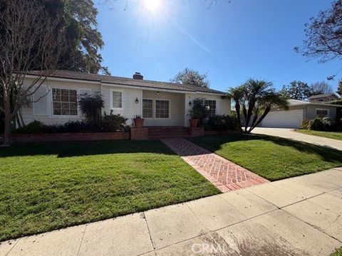 Photo of 15440 Dickens St, Sherman Oaks, CA 91403 (MLS # SR26039443)