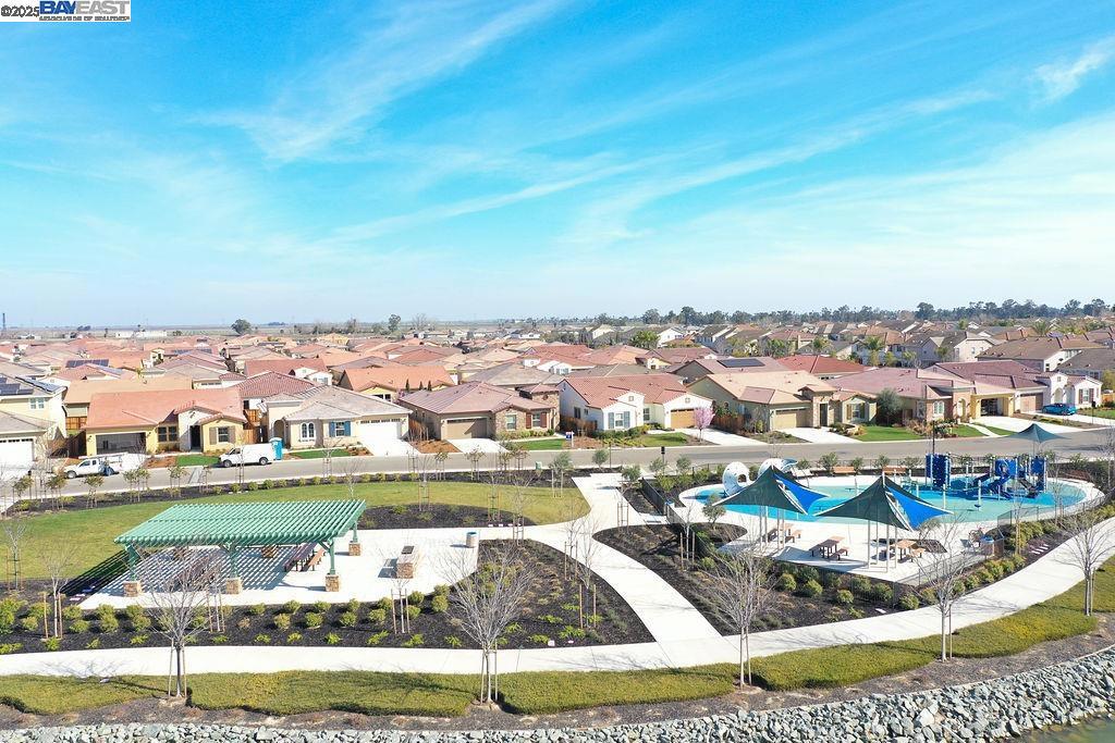 THE LAKES - Residential