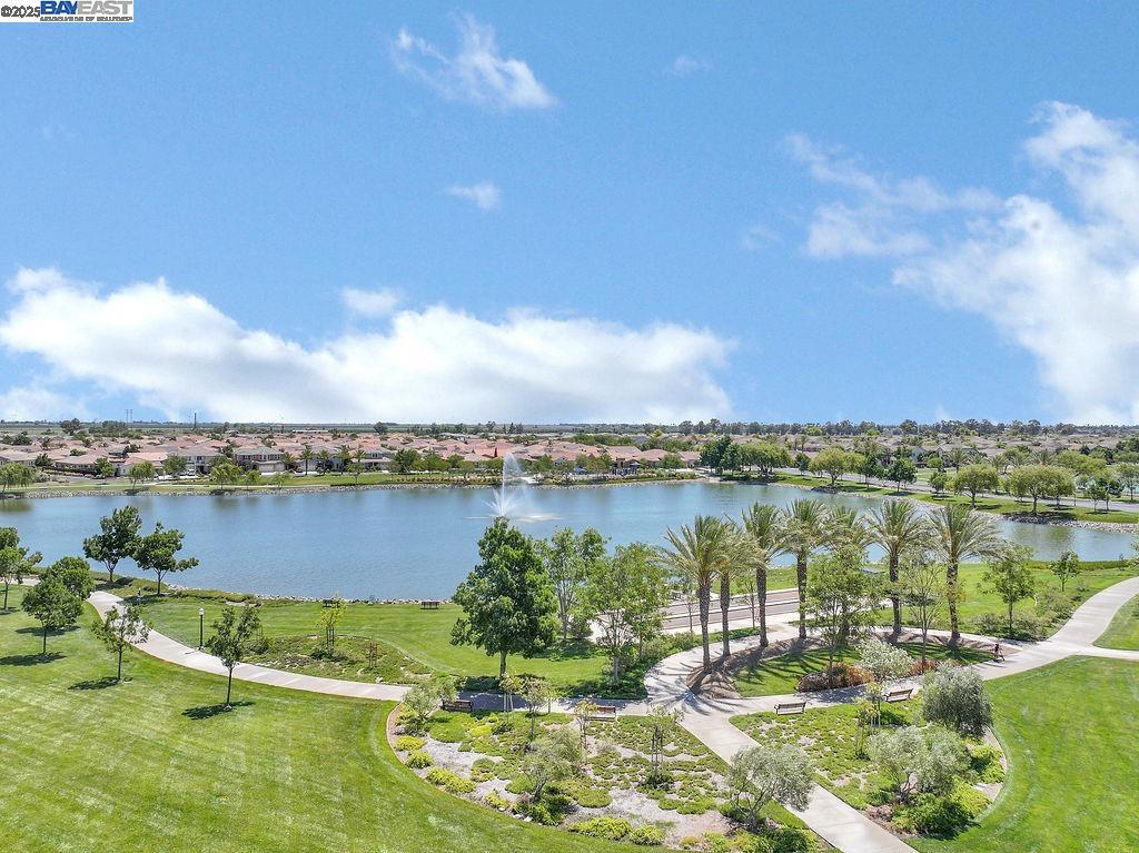 THE LAKES - Residential