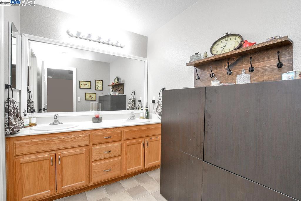 THE LAKES - Residential