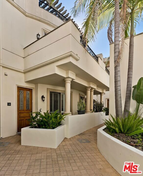 841 Westmount Drive 116