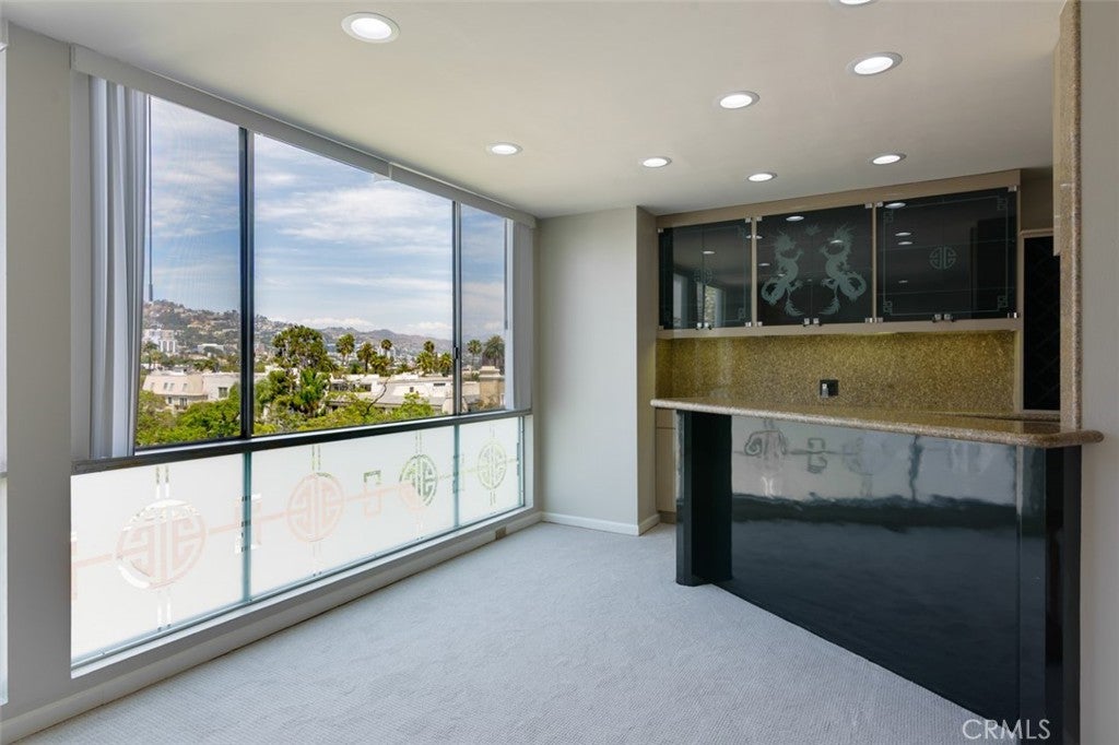 441 N Oakhurst 604