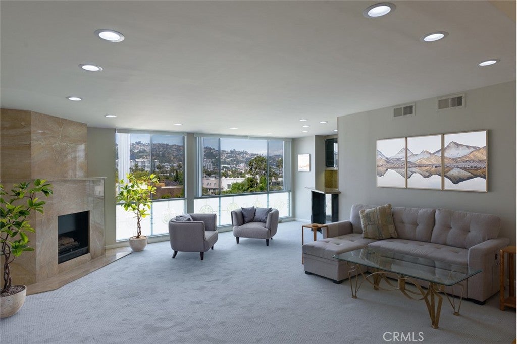 441 N Oakhurst 604