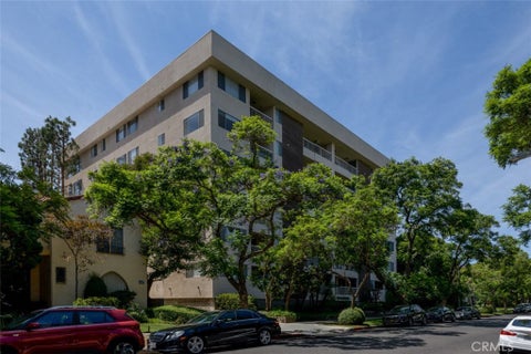 Photo of 441 N Oakhurst DR #604, Beverly Hills, CA 90210 (MLS # SR26160073)