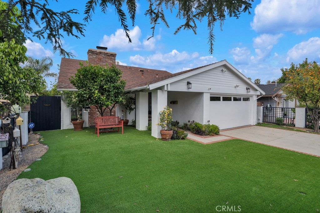 Photo of 6305 Crebs Ave, Tarzana, CA 91335 (MLS # SR26080922)