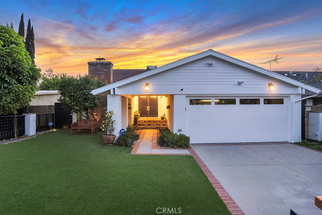 Photo of 6305 Crebs Ave, Tarzana, CA 91335 (MLS # SR26080922)