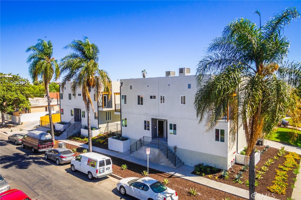 Move-in incentive of one month free on approved credit! Listing Price of $4,292.00 takes into account the one month move in credit. Lease price is $4,650.00
This newly built fourplex in Mid City features four modern townhomes, one of which will be available for rent in October. Each townhome has three bedrooms and three bathrooms, with an enormous common living space connected to the kitchen.
This 2-floor unit features hardwood floors, central AC, plenty of natural light, a washer and dryer, a large modern kitchen with new stainless-steel appliances, and private balconies.
Experience the charm of living in Mid City! Located just minutes away from the Arts District, 4 miles from Beverly Hills, Culver City Steps, and Ivy Station (home to Amazon, Sony, and HBO!), and conveniently close to USC, Exposition Park Museums, and the Staples Center. Commuting to downtown LA and many other parts of LA, the beach is a breeze with easy access to the 10 freeway. This is an ideal fit for four roommates who want to save on rent and live in a newly built, modern, 3-level townhome with beautiful landscaping and modern appliances.