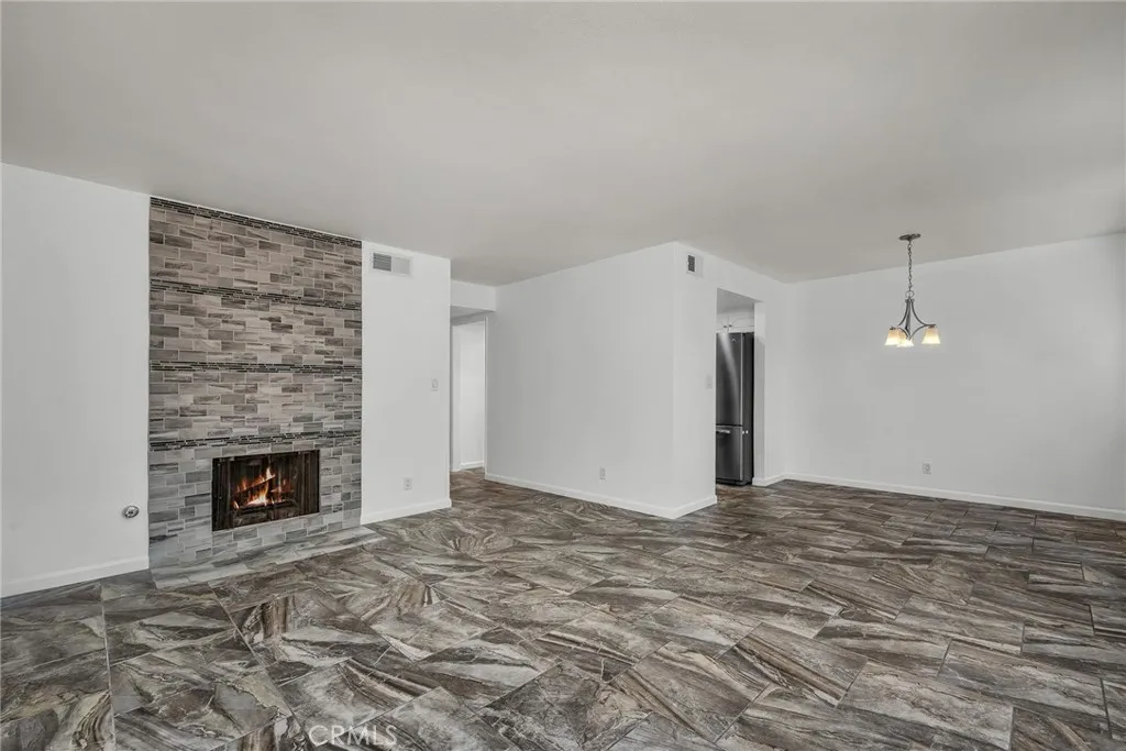 Chatsworth, California 91311, United States, 2 Bedrooms Bedrooms, ,3 BathroomsBathrooms,Residential,Active,200903