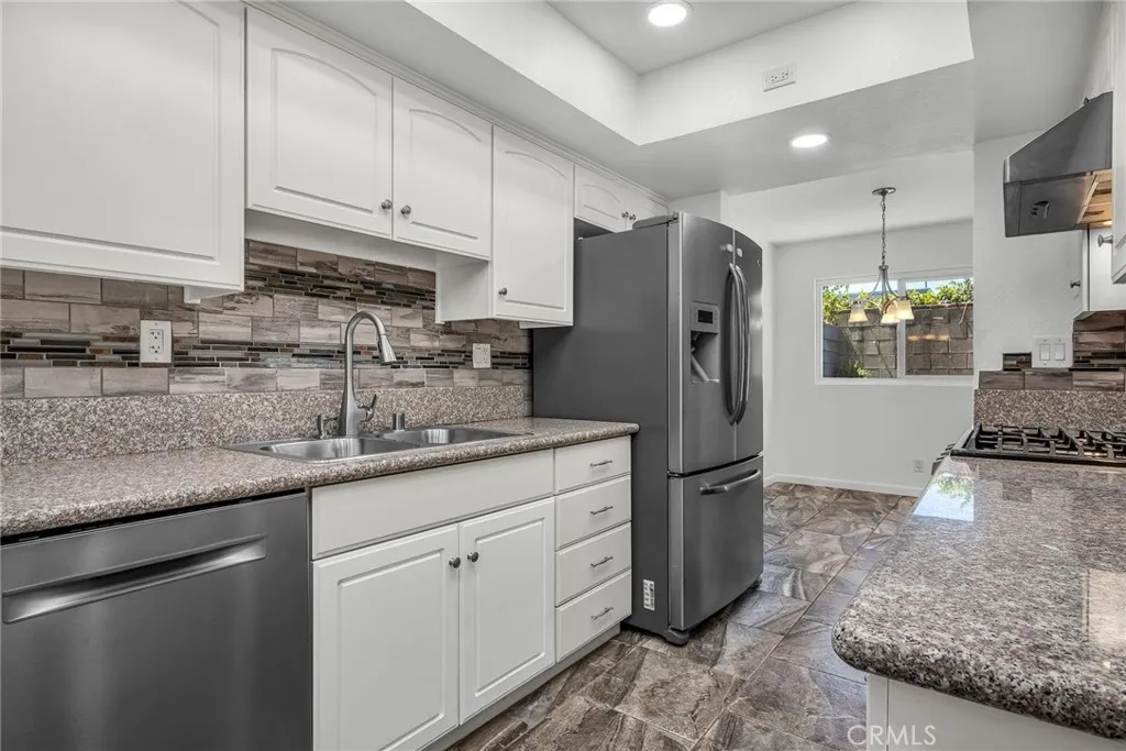 Chatsworth, California 91311, United States, 2 Bedrooms Bedrooms, ,3 BathroomsBathrooms,Residential,Active,200903