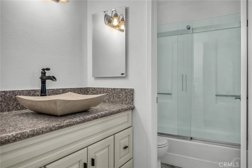 Chatsworth, California 91311, United States, 2 Bedrooms Bedrooms, ,3 BathroomsBathrooms,Residential,Active,200903