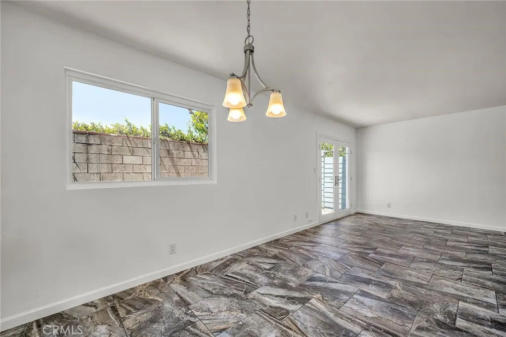 Chatsworth, California 91311, United States, 2 Bedrooms Bedrooms, ,3 BathroomsBathrooms,Residential,Active,200903