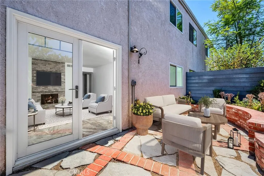 Chatsworth, California 91311, United States, 2 Bedrooms Bedrooms, ,3 BathroomsBathrooms,Residential,Active,200903