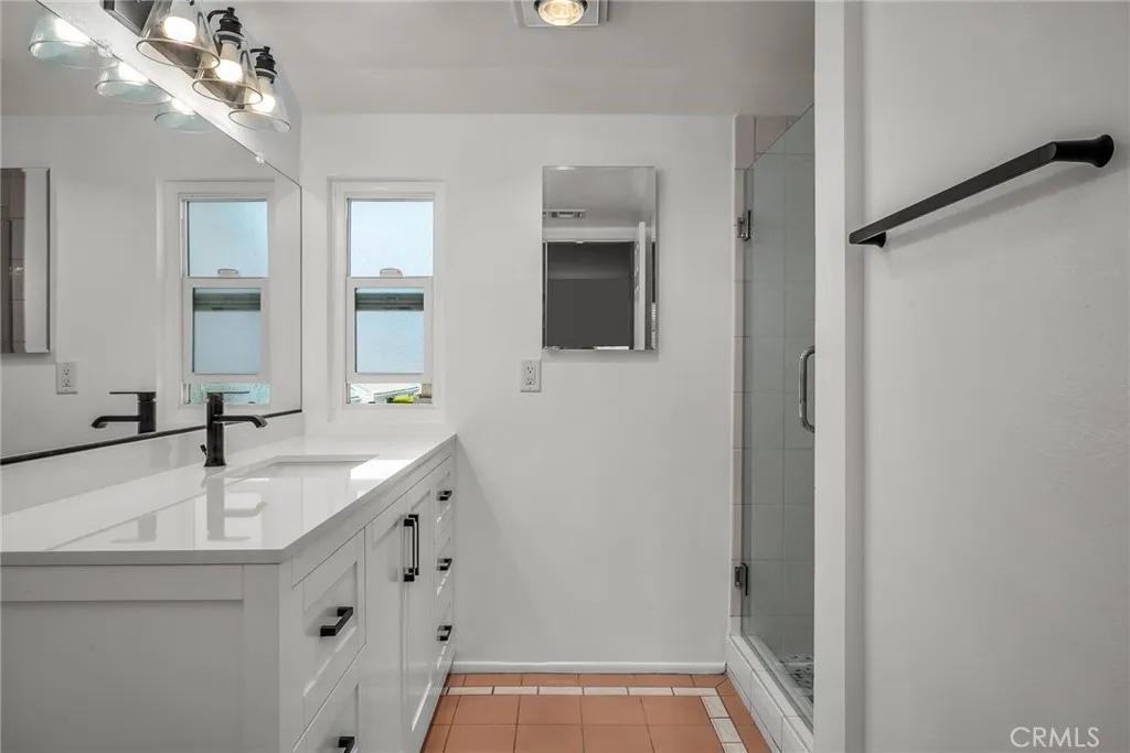 Chatsworth, California 91311, United States, 2 Bedrooms Bedrooms, ,3 BathroomsBathrooms,Residential,Active,200903