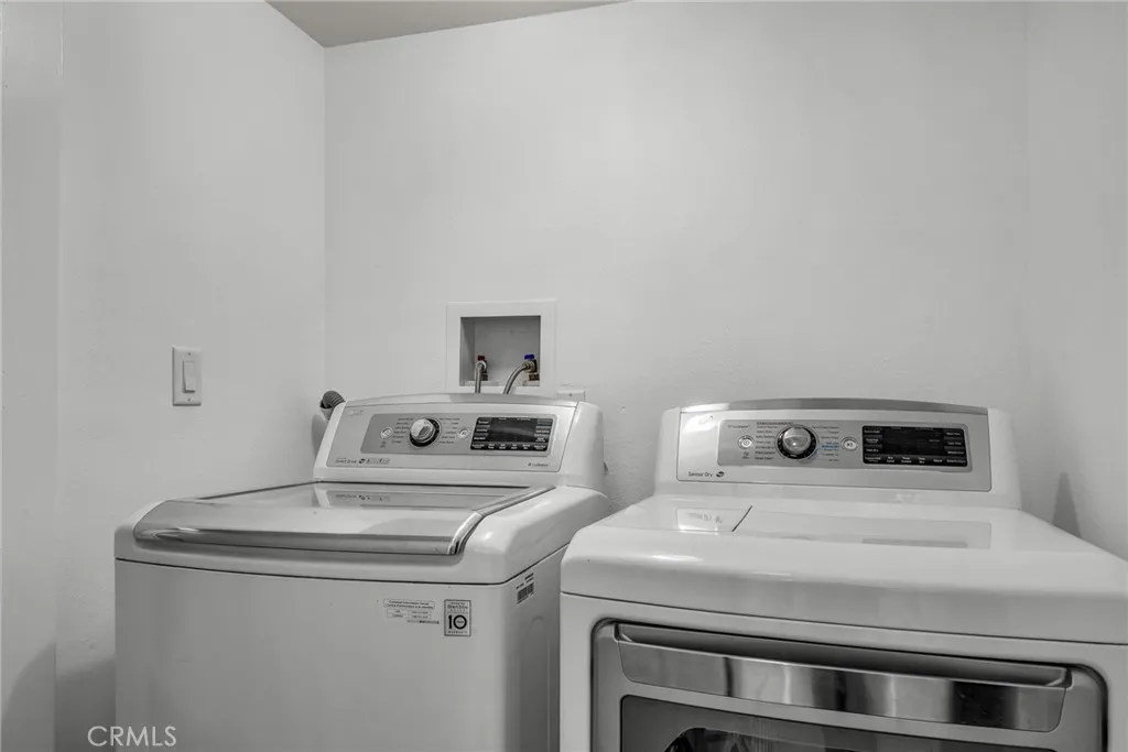 Chatsworth, California 91311, United States, 2 Bedrooms Bedrooms, ,3 BathroomsBathrooms,Residential,Active,200903