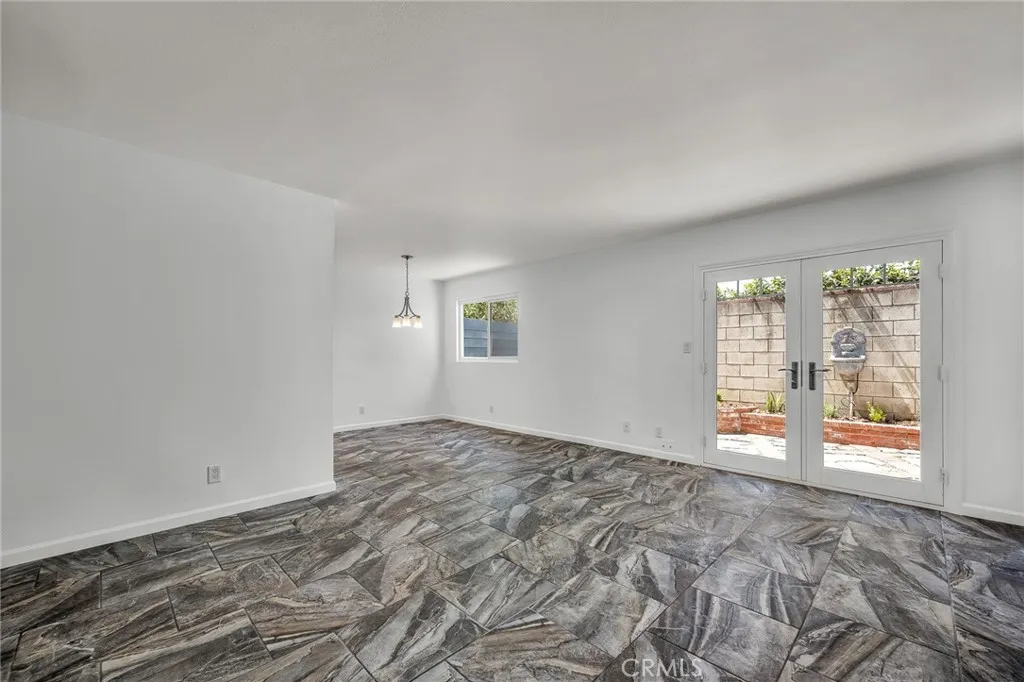 Chatsworth, California 91311, United States, 2 Bedrooms Bedrooms, ,3 BathroomsBathrooms,Residential,Active,200903