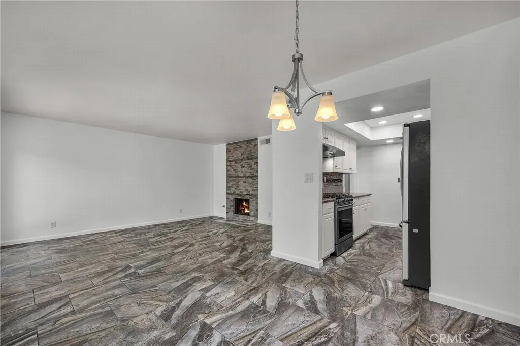 Chatsworth, California 91311, United States, 2 Bedrooms Bedrooms, ,3 BathroomsBathrooms,Residential,Active,200903