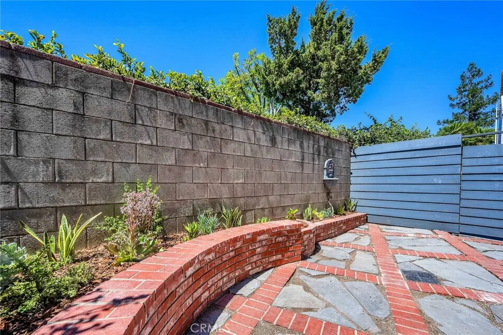 Chatsworth, California 91311, United States, 2 Bedrooms Bedrooms, ,3 BathroomsBathrooms,Residential,Active,200903