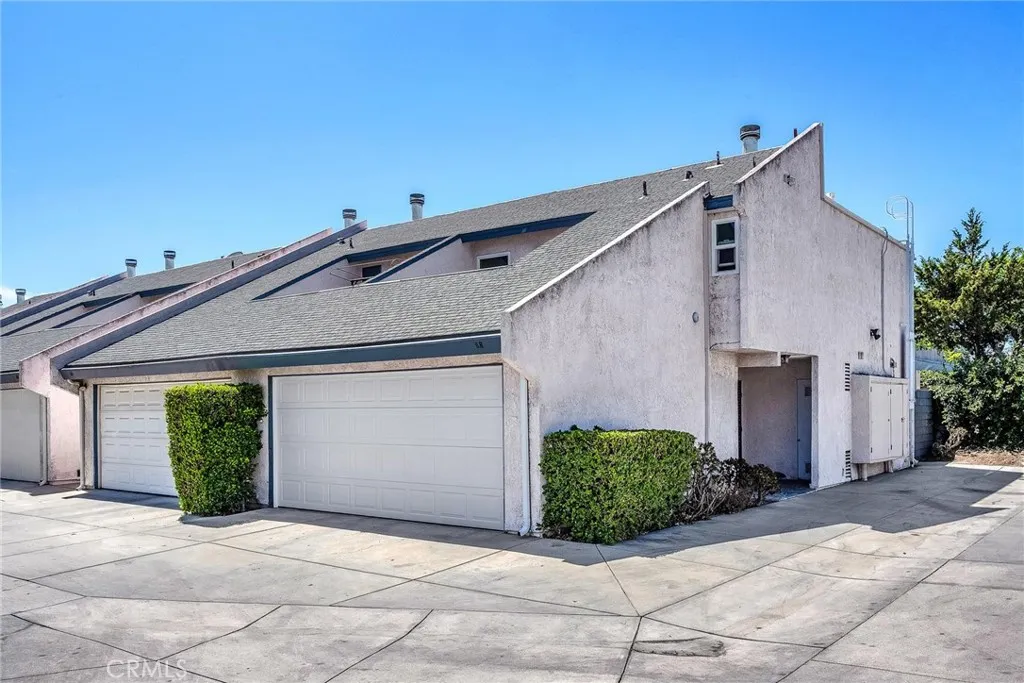 Chatsworth, California 91311, United States, 2 Bedrooms Bedrooms, ,3 BathroomsBathrooms,Residential,Active,200903