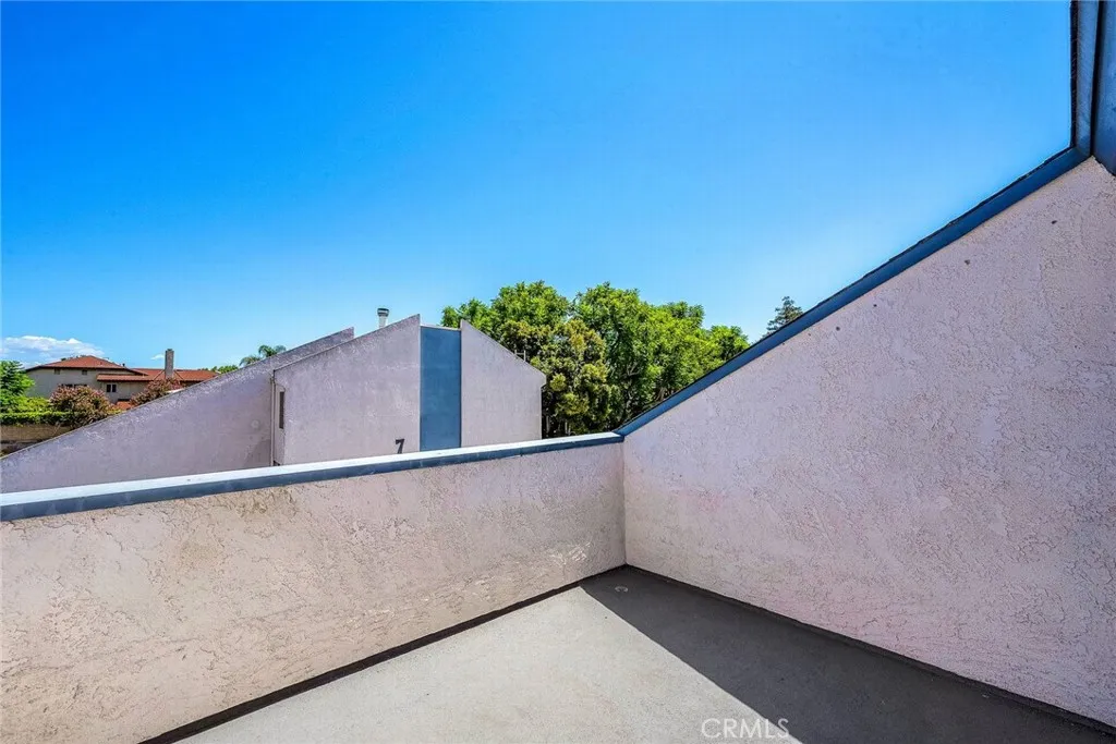 Chatsworth, California 91311, United States, 2 Bedrooms Bedrooms, ,3 BathroomsBathrooms,Residential,Active,200903