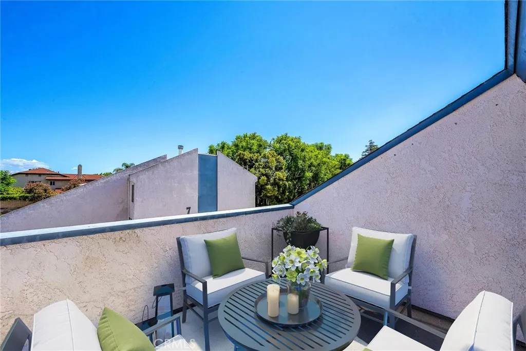 Chatsworth, California 91311, United States, 2 Bedrooms Bedrooms, ,3 BathroomsBathrooms,Residential,Active,200903