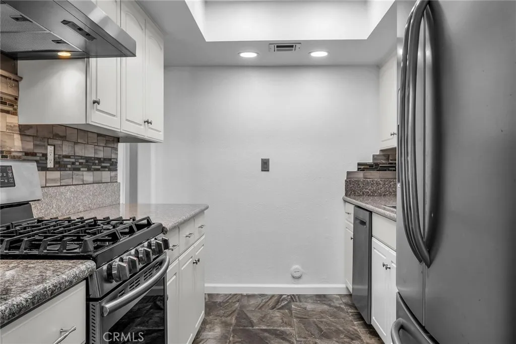 Chatsworth, California 91311, United States, 2 Bedrooms Bedrooms, ,3 BathroomsBathrooms,Residential,Active,200903