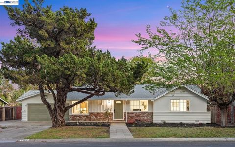 Photo of 1800 Gilardy Dr Dr, Concord, CA 94518 (MLS # 41128538)