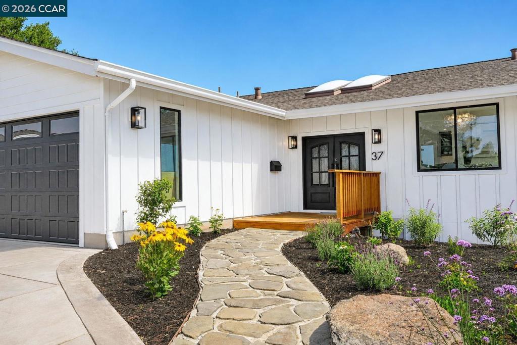 37 Corte Pinon Court