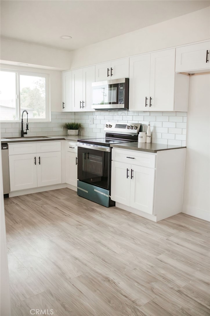 Remodel 2 bedroom 2 bath corner unit. New flooring through out the home, new kitchen cabinets with quartz counter tops, new interior and exterior paint, new stainless steel appliance in kitchen.