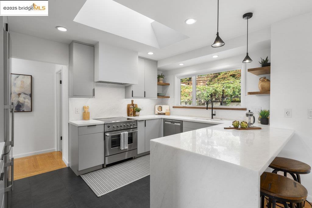 MIRA VISTA HIGHL - Residential