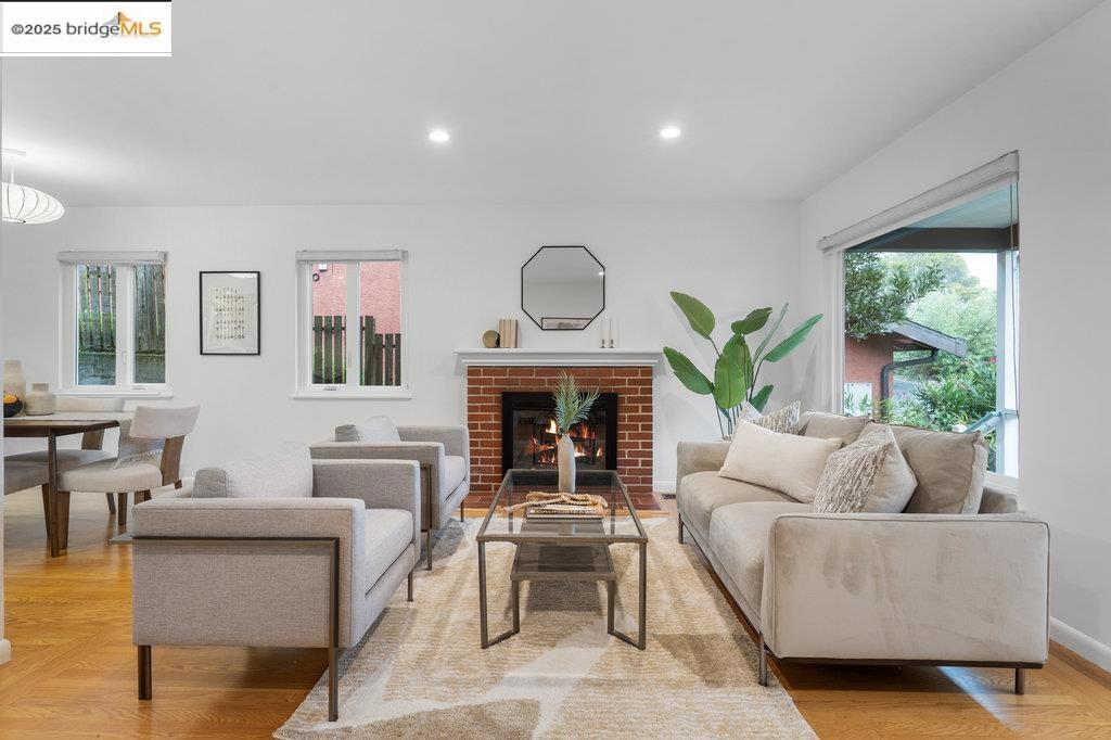 MIRA VISTA HIGHL - Residential