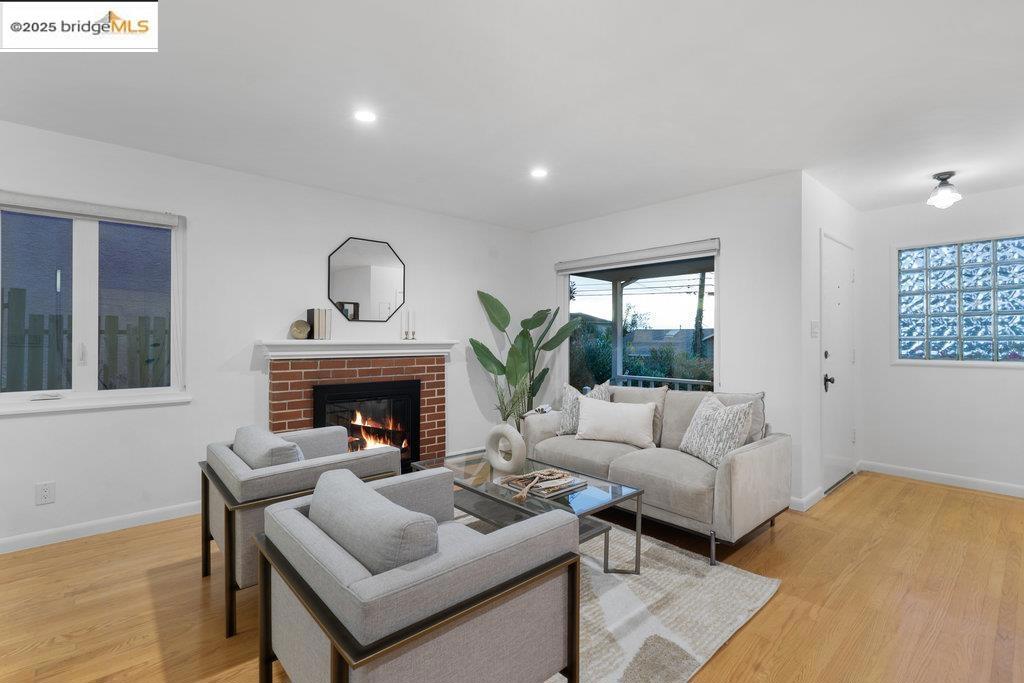 MIRA VISTA HIGHL - Residential