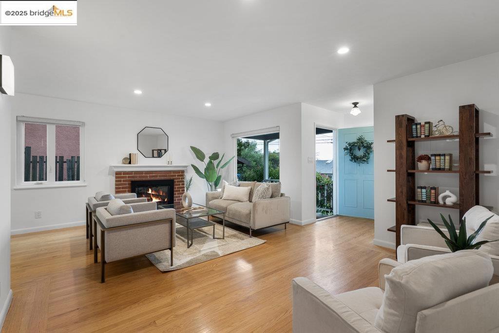 MIRA VISTA HIGHL - Residential