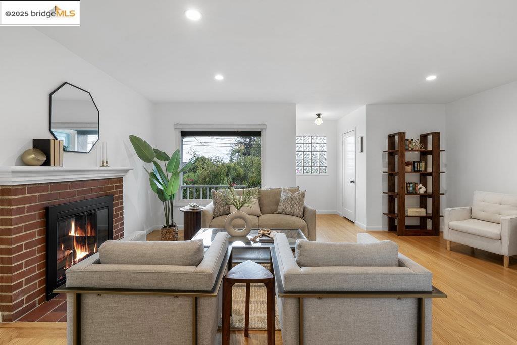 MIRA VISTA HIGHL - Residential