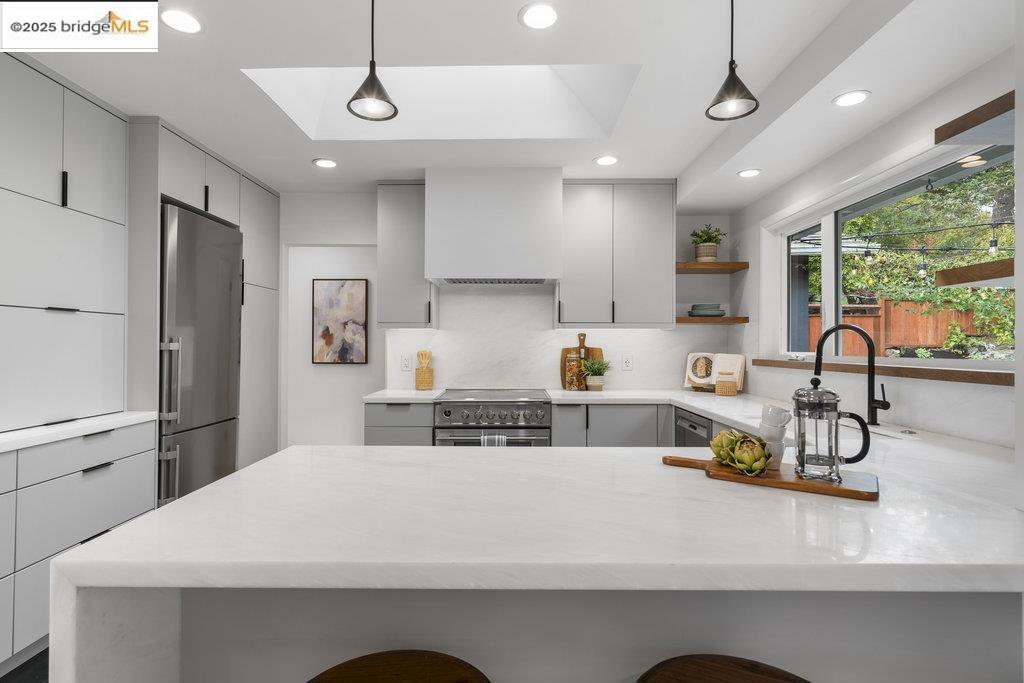 MIRA VISTA HIGHL - Residential