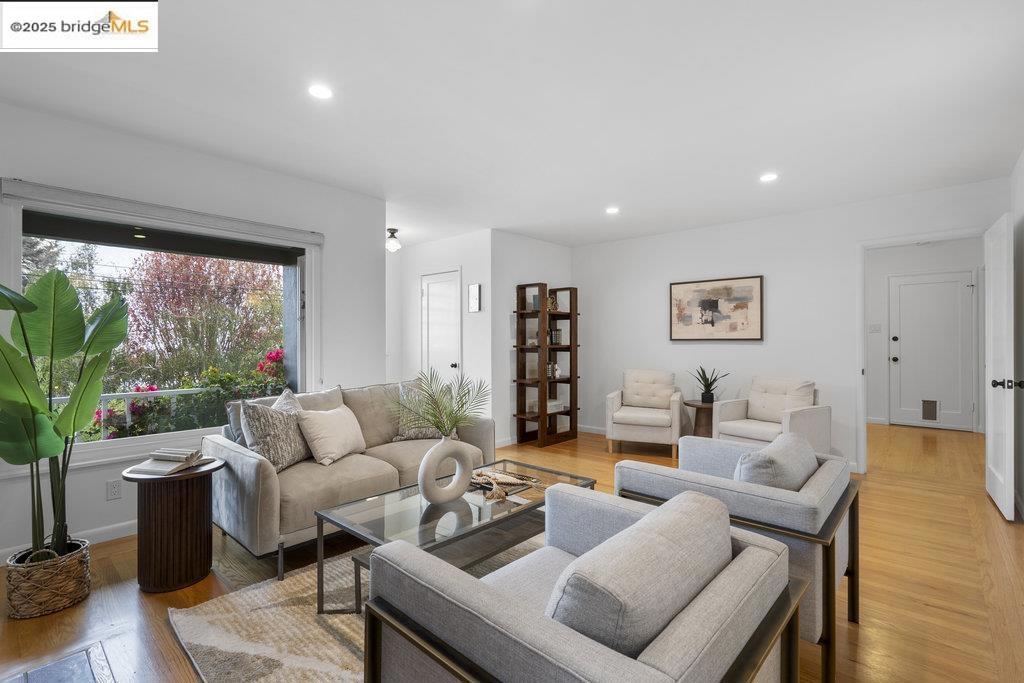 MIRA VISTA HIGHL - Residential