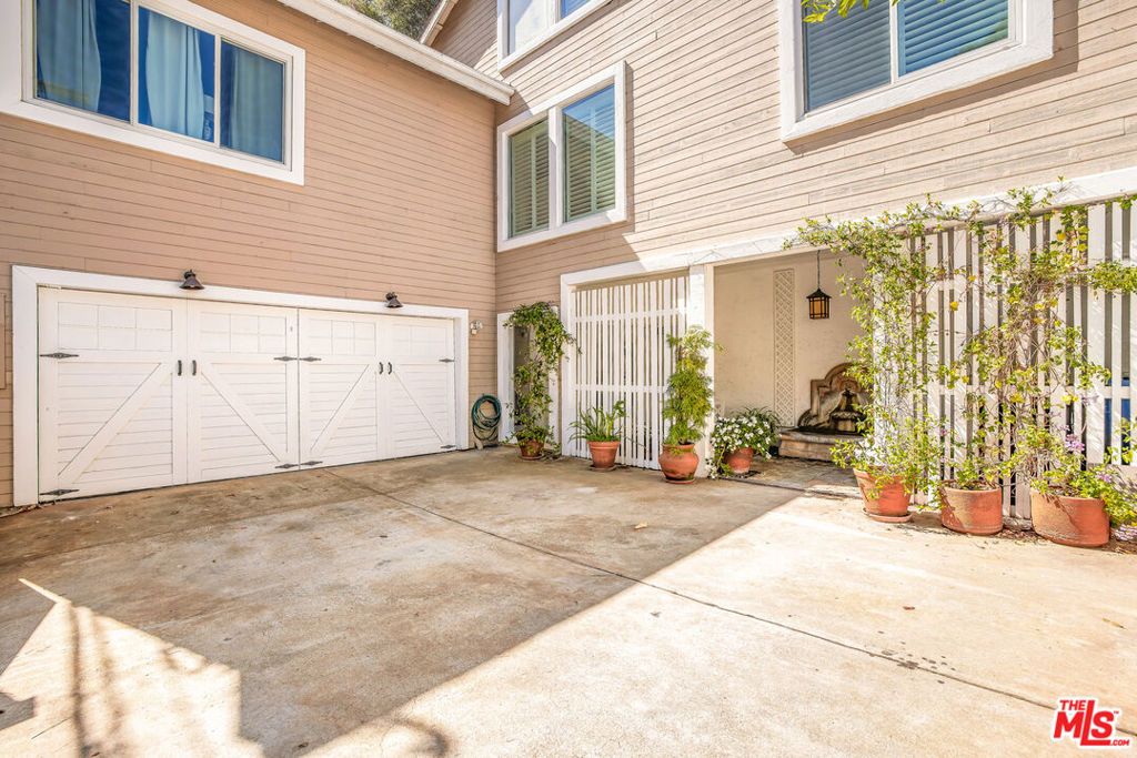 Photo of 1647 N Beverly Glen Boulevard, Los Angeles, CA 90077 (MLS # 25584121)