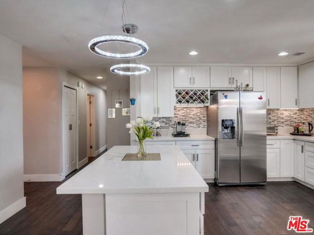 Photo of 150 N Almont Drive #203, Beverly Hills, CA 90211 (MLS # 26650145)