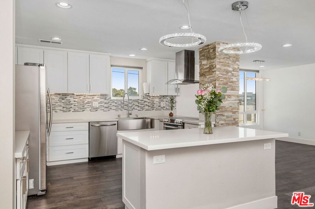 Photo of 150 N Almont Drive #203, Beverly Hills, CA 90211 (MLS # 26650145)